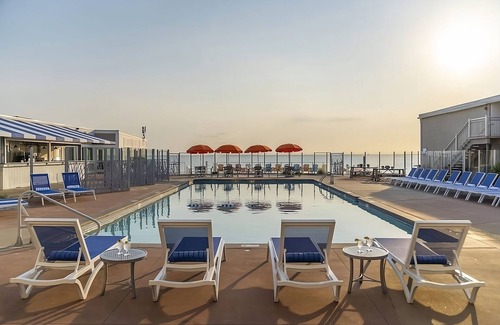 Silver Beach Hôtel | Enjoy Comfort and Convenience on your Vacation! FREE Parking, Indoor Pool!