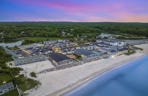 Silver Beach Hôtel | Enjoy Comfort and Convenience on your Vacation! FREE Parking, Indoor Pool!