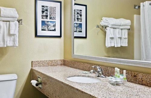 Quad Cities Maison | Enjoy free airport transfers to and from our room in Moline