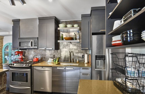 King City Copropriété | Enjoy Island life in the Village in this gorgeous one of a kind loft!