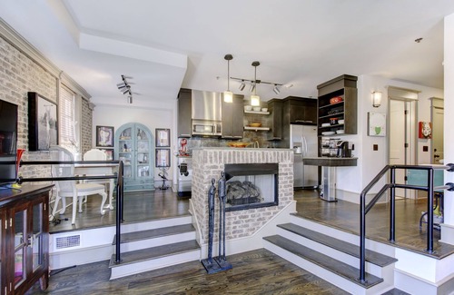 King City Copropriété | Enjoy Island life in the Village in this gorgeous one of a kind loft!