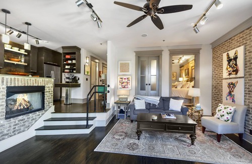 King City Copropriété | Enjoy Island life in the Village in this gorgeous one of a kind loft!