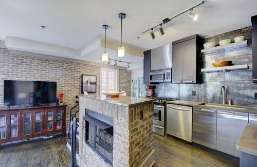 King City Copropriété | Enjoy Island life in the Village in this gorgeous one of a kind loft!