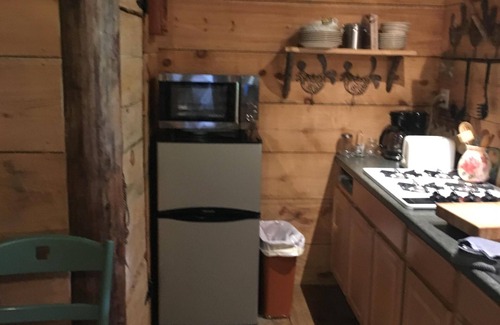 Trumansburg Cabine | Profitez de la vue sur le lac tout en vous relaxant sur le porche!