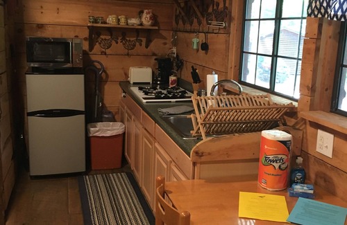 Trumansburg Cabine | Profitez de la vue sur le lac tout en vous relaxant sur le porche!