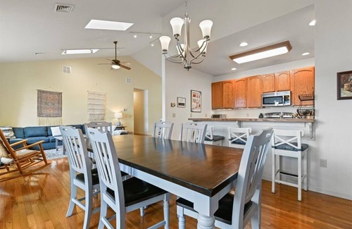 Drums Maison | Enjoy lakefront comfort and the beauty of winter near the Poconos!