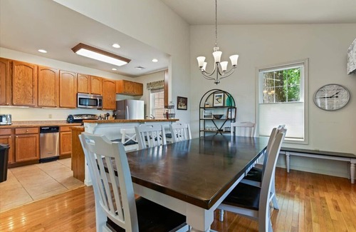 Drums Maison | Enjoy lakefront comfort and the beauty of winter near the Poconos!