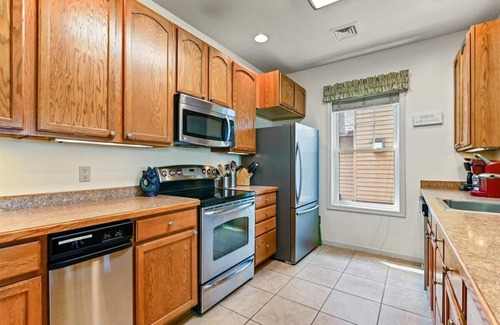 Drums Maison | Enjoy lakefront comfort and the beauty of winter near the Poconos!