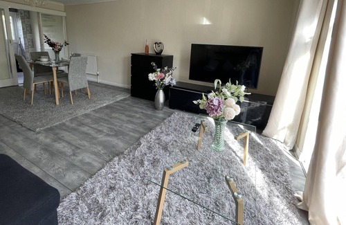 Highams Park Autre | Enjoy lovely 4 bed Apartment with garden