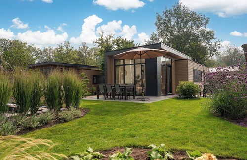 Lieren Maison | Luxury Cannenburch with Hot Tub. Enjoy a hot tub, cozy outdoor space, and fully equipped kitchen.