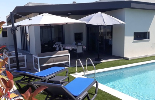 Coto Villa | Enjoy modern comfort and private heated pool at Casa Ambiente Verde
