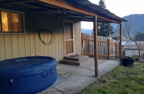 Oakridge Maison | Enjoy Mountain Peak Views from Hot Tub in Uptown Oakridge 2 Bdr