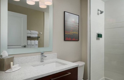 Lake Worth Hôtel | Enjoy Outdoor BBQs & More from Your Comfortable Queen Suite - 2 Units