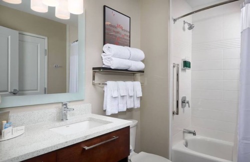 Lake Worth Hôtel | Enjoy Outdoor BBQs & More from Your Comfortable Queen Suite - 2 Units