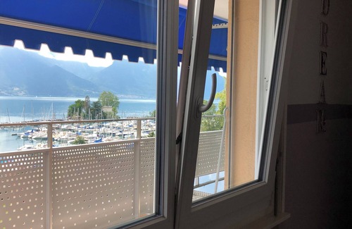 Montreux Appartement | Enjoy panoramic views close to all via lakeside walk or bus next door !
