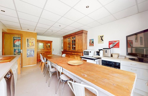 Semussac Maison | Enjoy peace and relaxation in this large holiday home with an inviting garden.