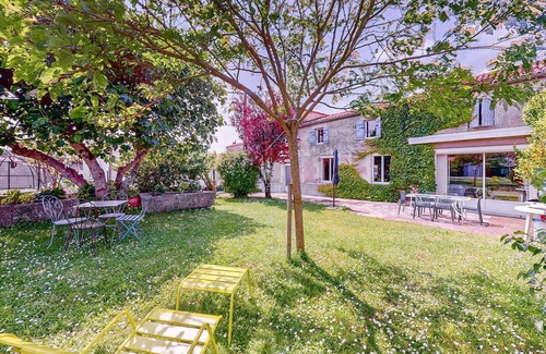 Semussac Maison | Enjoy peace and relaxation in this large holiday home with an inviting garden.