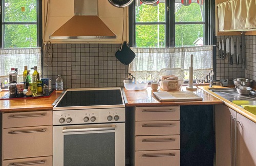 Degerfors Maison | Enjoy peace and relaxation in this comfortably furnished vacation home near the lake.