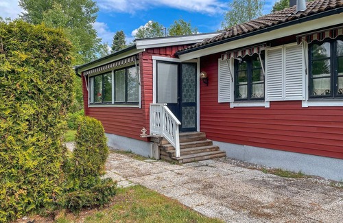 Degerfors Maison | Enjoy peace and relaxation in this comfortably furnished vacation home near the lake.