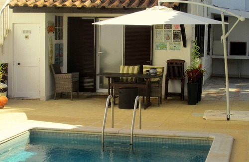 Parede Chalet De Ski | Profitez de l'intimité d'une piscine et d'un jardin à proximité de la plage.