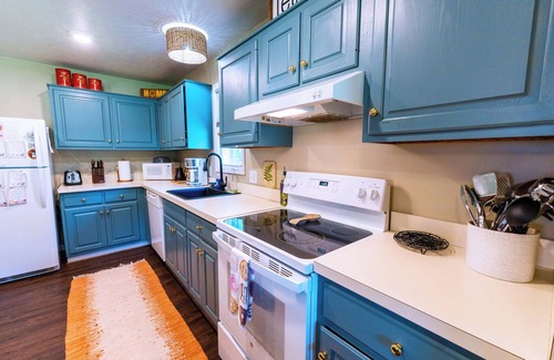 Bellepoint Cottage | Enjoy Relaxing at Riverfront Property 4 miles from Sandstone Falls!