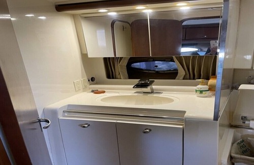 Riverside Park Location De Bateaux | Enjoy relaxing stay on beautiful air conditioned 40' yacht.