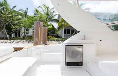 Riverside Park Location De Bateaux | Enjoy relaxing stay on beautiful air conditioned 40' yacht.