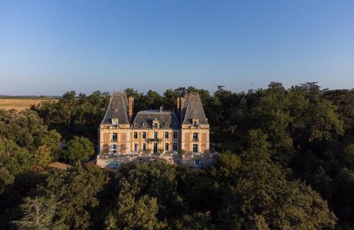 Serignac Cabine | Enjoy spring at Chateau de Monbrison, apartment for four guests