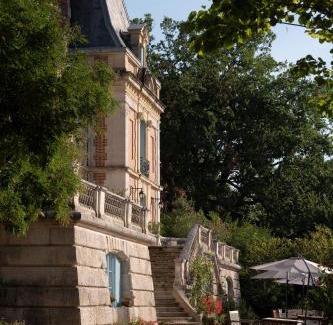 Serignac Cabine | Enjoy spring at Chateau de Monbrison, apartment for four guests