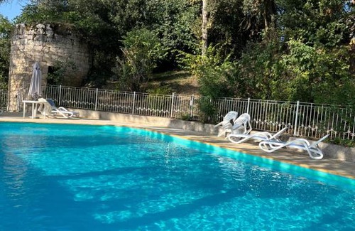 Serignac Cabine | Enjoy spring at Chateau de Monbrison, apartment for four guests