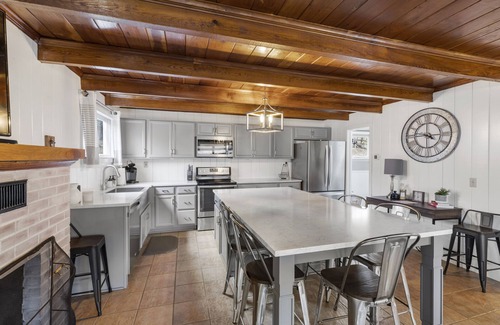 Pulaski Maison | Enjoy stunning lakefront views at our modern vacation home on Claytor Lake in Pulaski, VA