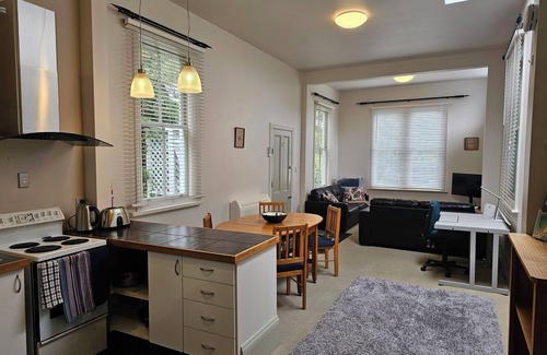 Nelson Appartement | Enjoy stylish living, tranquil, stroll to river or town