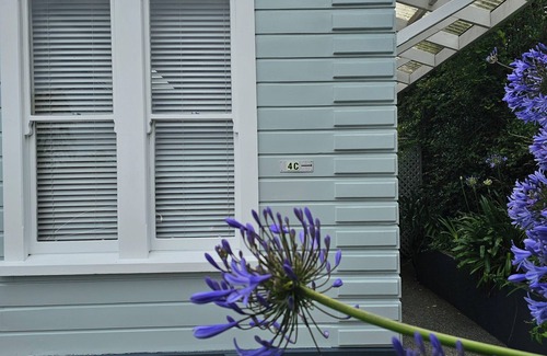 Nelson Appartement | Enjoy stylish living, tranquil, stroll to river or town