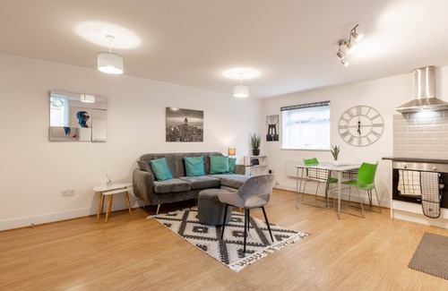 Chadwell Appartement | Enjoy Summer Holiday @ Fully Equipped 1BR Apt