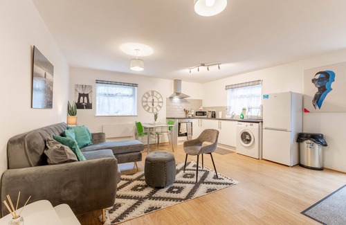 Chadwell Appartement | Enjoy Summer Holiday @ Fully Equipped 1BR Apt