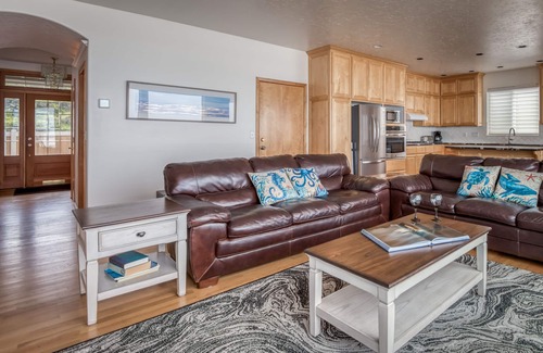 Gleneden Beach Maison | Enjoy the beach from this Ocean Front home with a Hot Tub and Large Deck