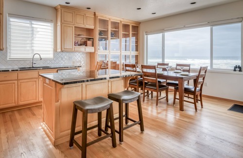 Gleneden Beach Maison | Enjoy the beach from this Ocean Front home with a Hot Tub and Large Deck