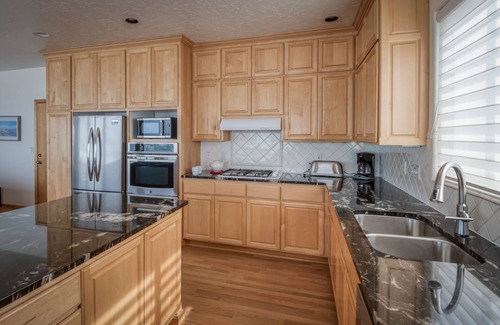Gleneden Beach Maison | Enjoy the beach from this Ocean Front home with a Hot Tub and Large Deck