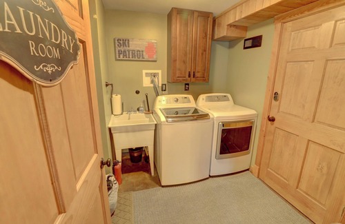 Ellicottville Chalet De Ski | Enjoy the breathtaking sites of Ellicottville, N.Y in this beautiful chalet on a perfect mountain escape.