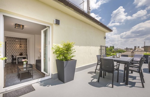 Istvanmezo Appartement | Profitez de la grande terrasse de votre nouvel appartement près du parc de la ville!