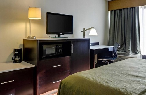Fort Smith Maison | Enjoy the Modern & Elegant Designed King Room!
