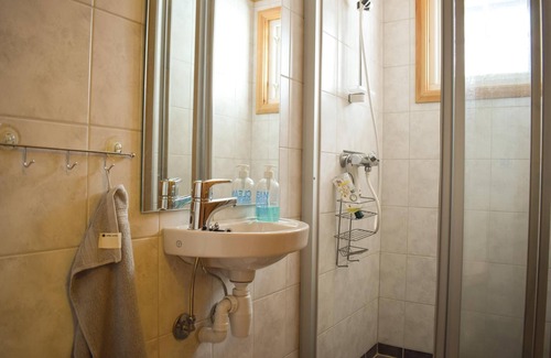 Kroderen Maison | Enjoy the real cabin feeling with a view of Krøderen and the mountains.