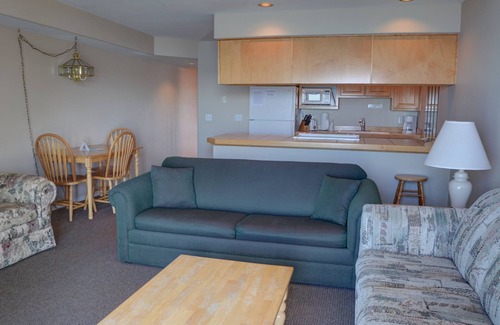 Lincoln City Copropriété | Enjoy this 2nd floor condo with amazing views of the coast in Lincoln City!