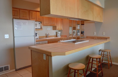 Lincoln City Copropriété | Enjoy this 2nd floor condo with amazing views of the coast in Lincoln City!