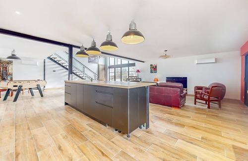 Nalliers Maison | Enjoy this modern and contemporary villa with many amenities.