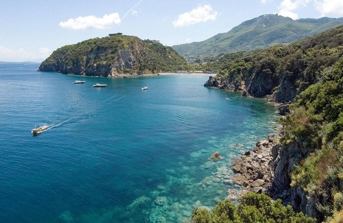 Panza Maison | Enjoy unforgettable days in this inviting vacation home near the beach.