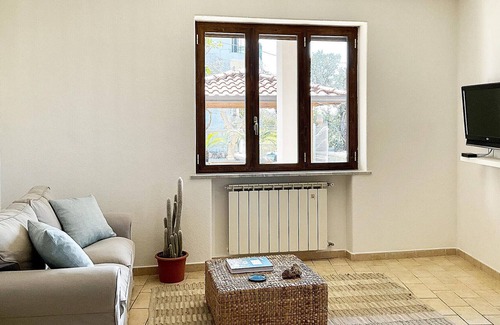 Panza Maison | Enjoy unforgettable days in this inviting vacation home near the beach.
