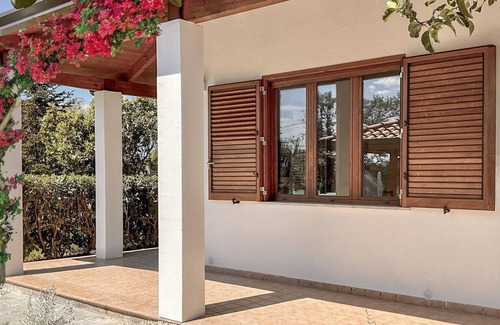Panza Maison | Enjoy unforgettable days in this inviting vacation home near the beach.
