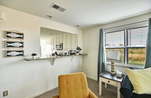 Ocean View Copropriété | Enjoy your getaway in this lovely 2 bed/2 bath condo in the Bethany Bay Community! Excellent view! Pets Allowed! 9-Hole Golf! Seasonal Outdoor Pool! Beach Town!