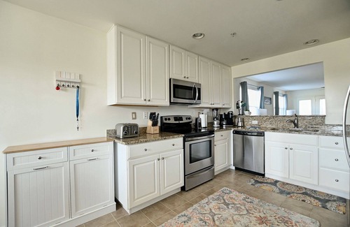 Ocean View Copropriété | Enjoy your getaway in this lovely 2 bed/2 bath condo in the Bethany Bay Community! Excellent view! Pets Allowed! 9-Hole Golf! Seasonal Outdoor Pool! Beach Town!